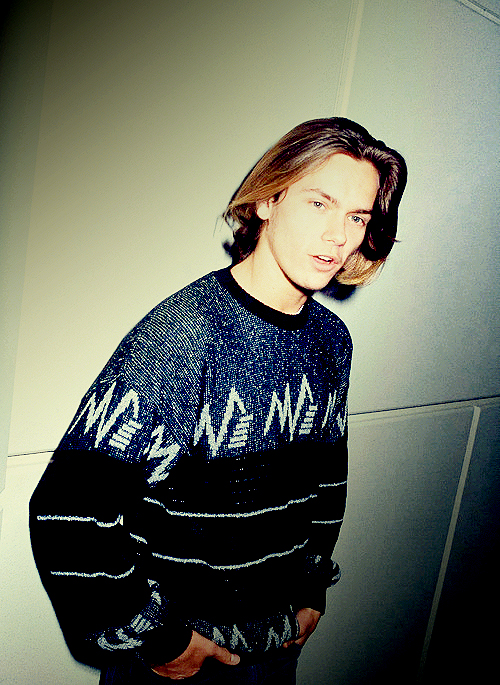 River Phoenix - Academy Award Nomination Ceremony- Graphic Sweater- Cool Guy- Vintage Style Idol
